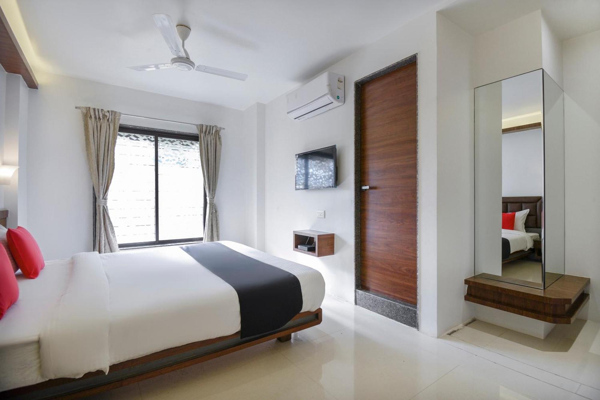Oyo Flagship Hotel Shreeyash Executive Mangvadi Екстер'єр фото