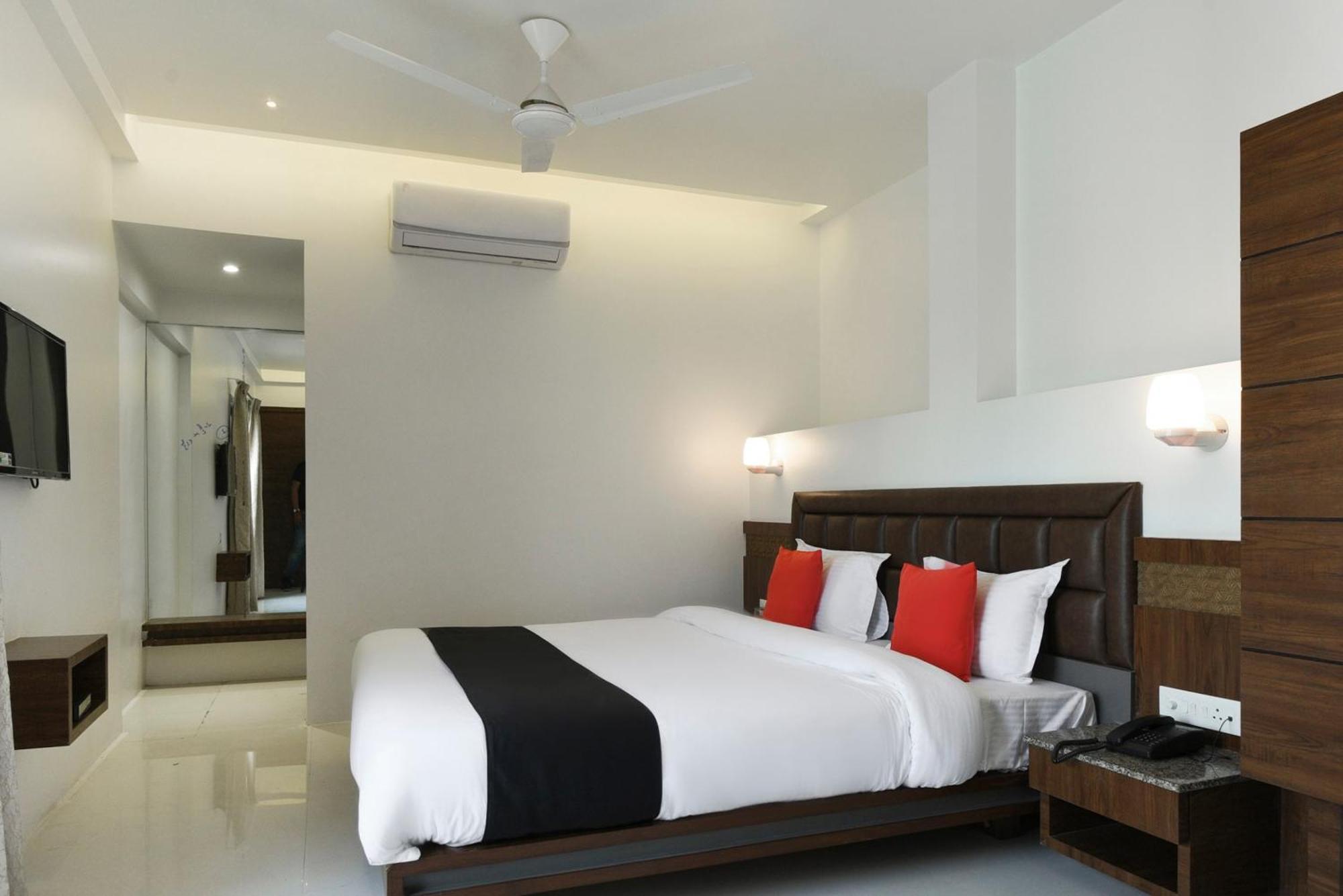 Oyo Flagship Hotel Shreeyash Executive Mangvadi Екстер'єр фото
