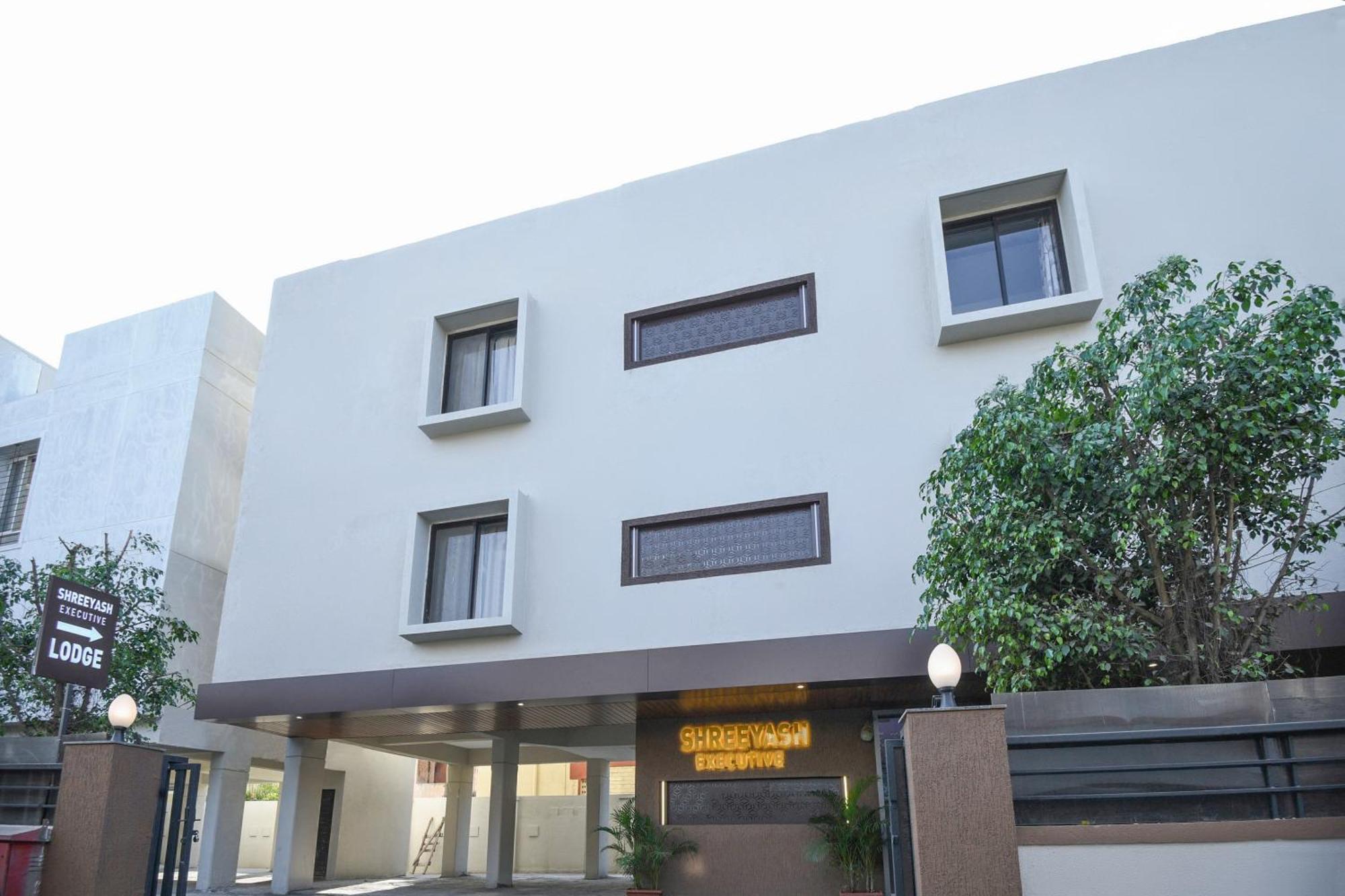 Oyo Flagship Hotel Shreeyash Executive Mangvadi Екстер'єр фото