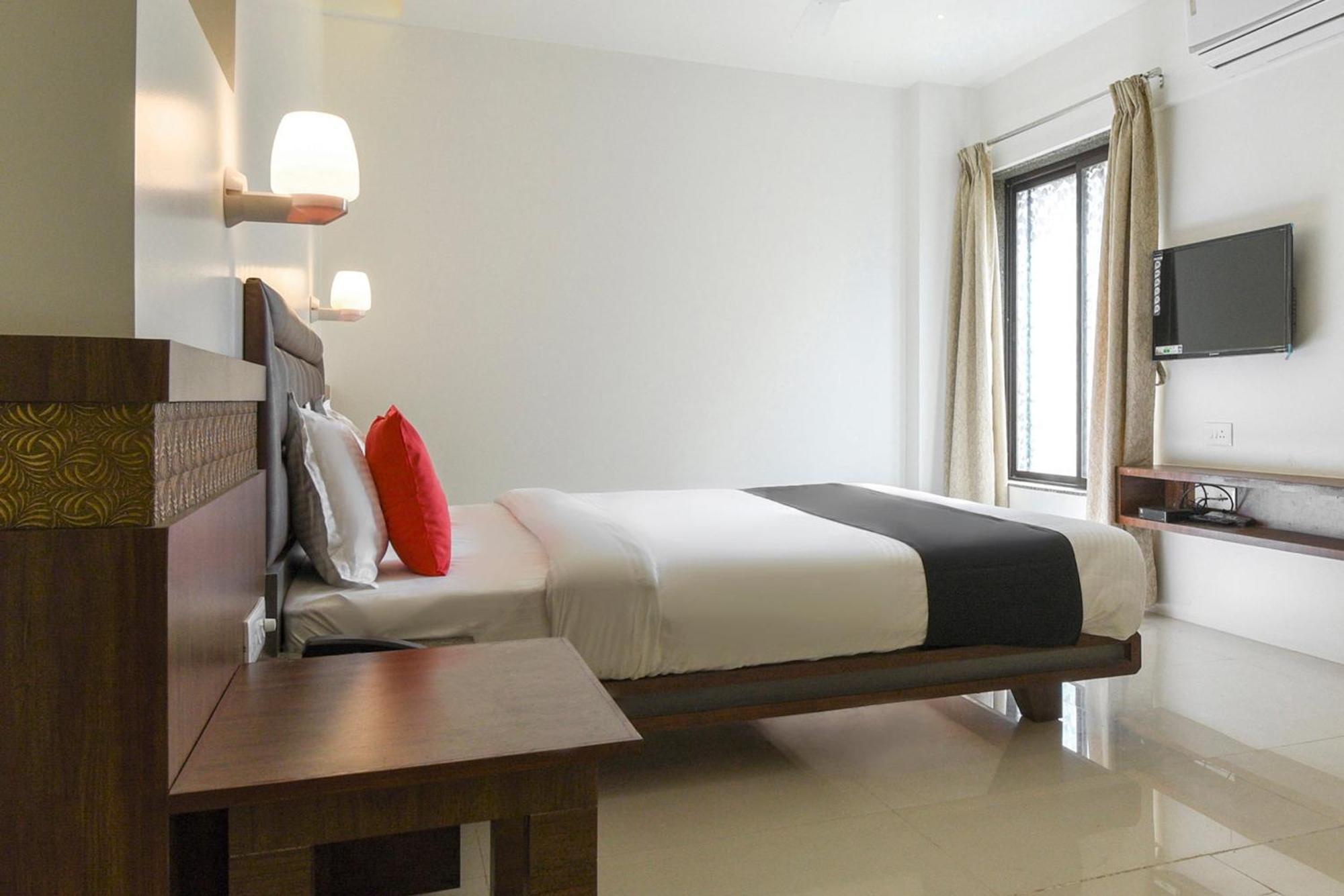 Oyo Flagship Hotel Shreeyash Executive Mangvadi Екстер'єр фото