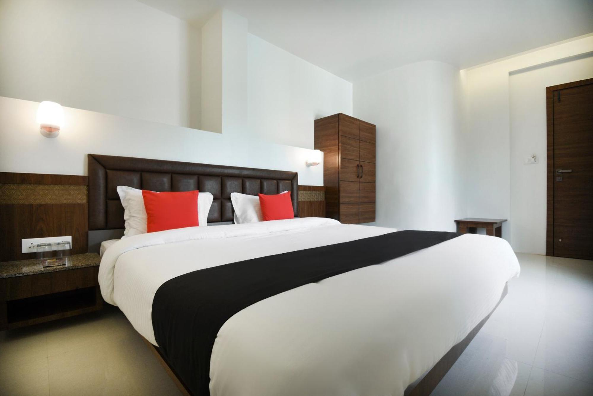 Oyo Flagship Hotel Shreeyash Executive Mangvadi Екстер'єр фото