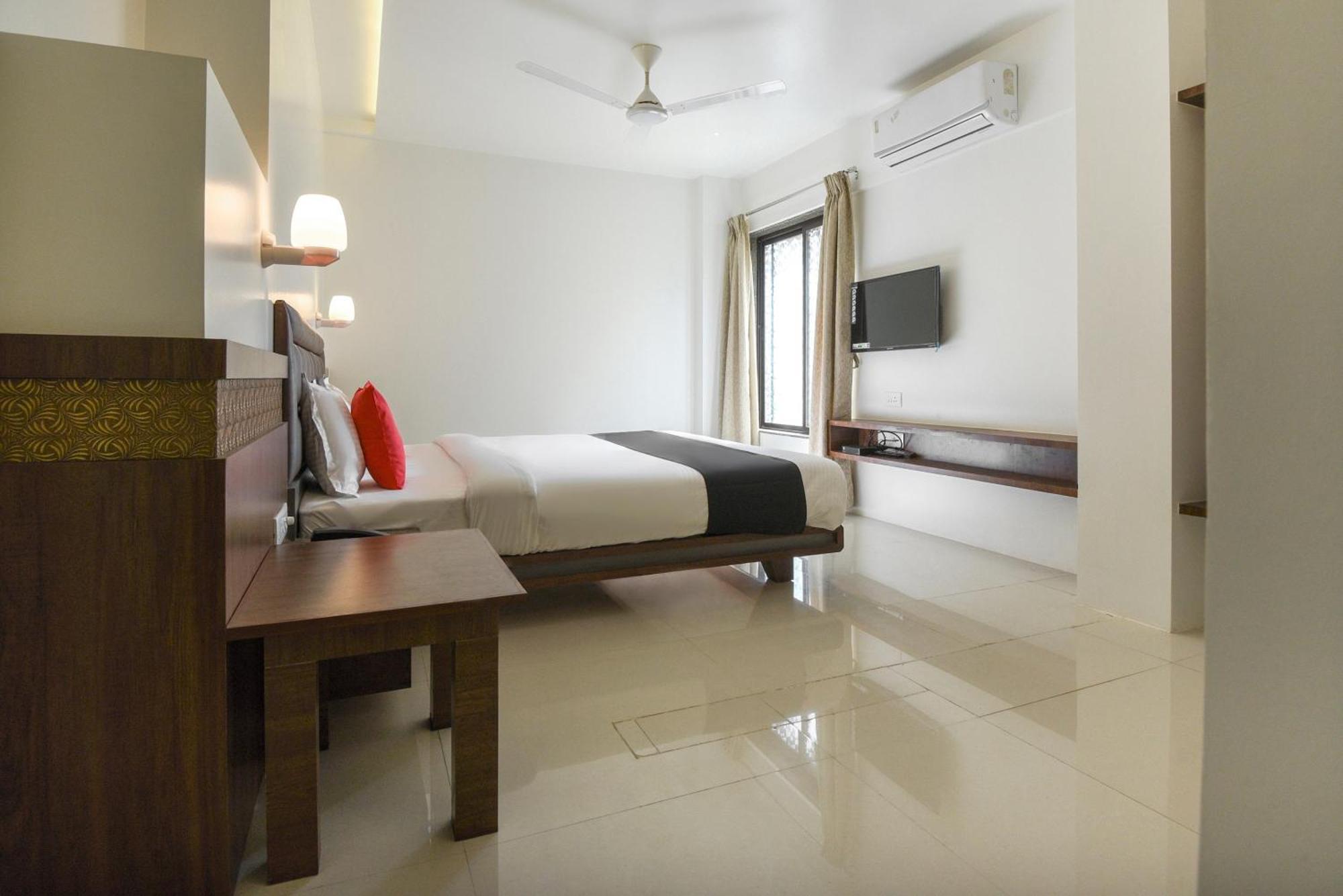 Oyo Flagship Hotel Shreeyash Executive Mangvadi Екстер'єр фото