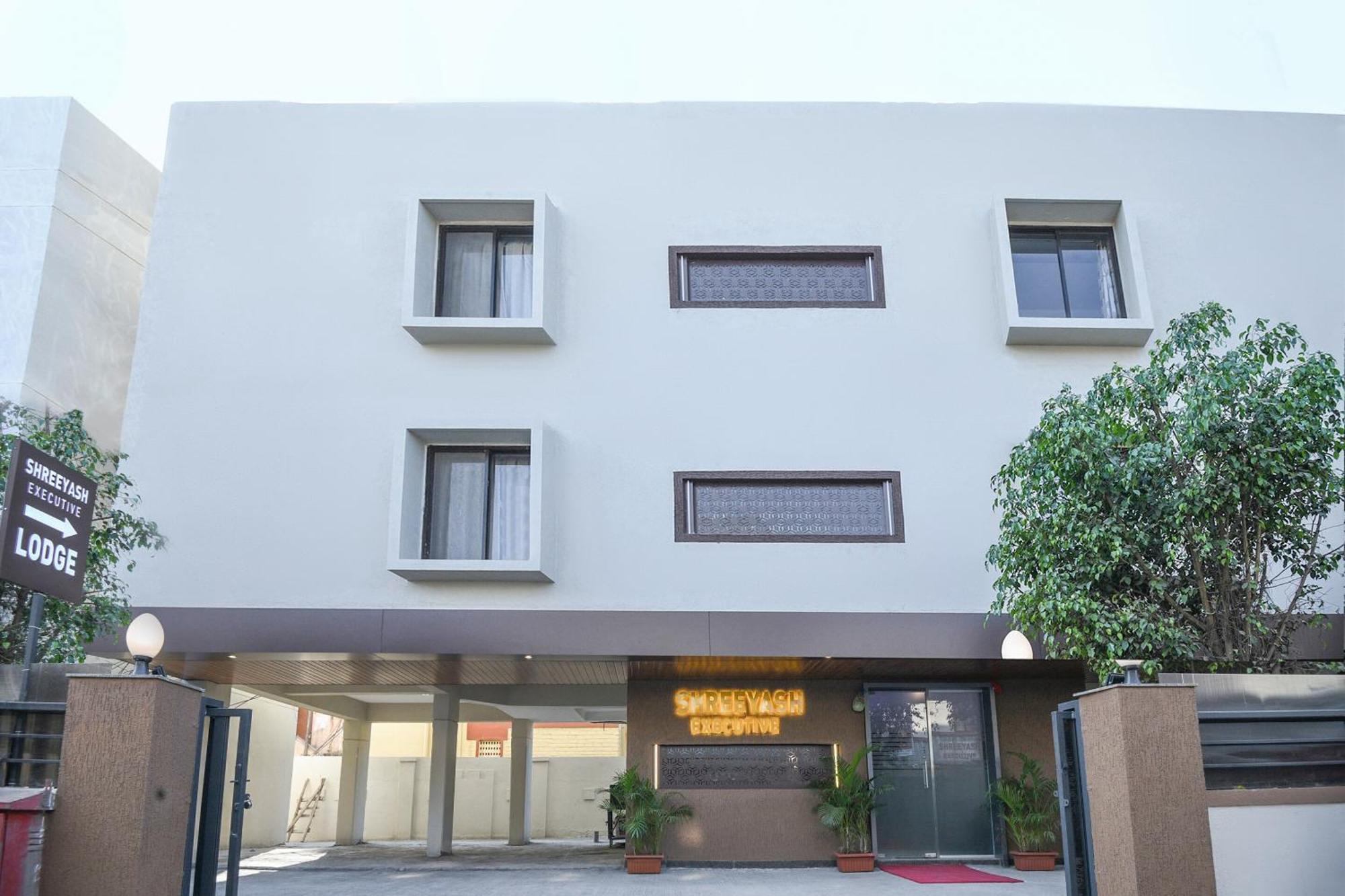 Oyo Flagship Hotel Shreeyash Executive Mangvadi Екстер'єр фото